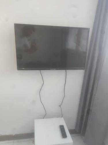 a flat screen tv hanging on a wall at Oasis de détente in Aubervilliers