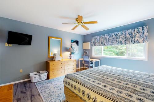 a bedroom with a bed and a ceiling fan at Smugglers' Notch Resort Slopeside 39 in Jeffersonville
