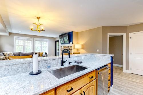 Kuchyň nebo kuchyňský kout v ubytování Still Lake Getaway