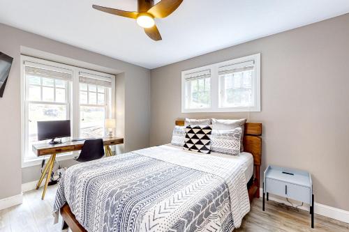 Postel nebo postele na pokoji v ubytování Still Lake Getaway