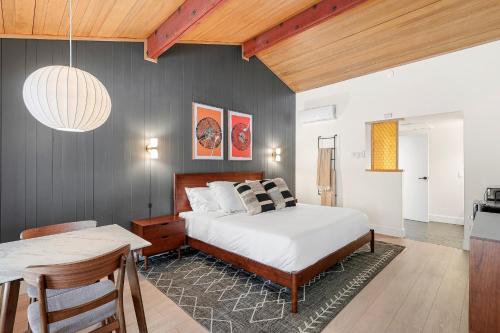 een slaapkamer met een bed en een tafel en een eetkamer bij Cave Springs Resort in Dunsmuir