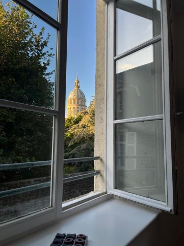 una ventana con vistas al capitolio en Au coeur de la Vieille Ville - Vue Cathédrale, en Boulogne-sur-Mer