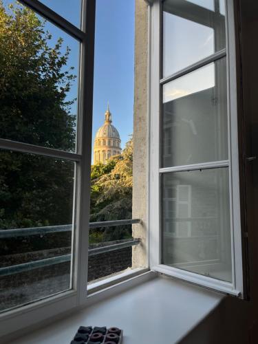 - une fenêtre avec vue sur le bâtiment du capitole dans l'établissement Au coeur de la Vieille Ville - Vue Cathédrale, à Boulogne-sur-Mer