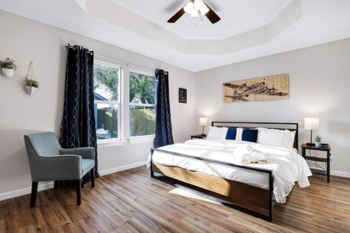 1 dormitorio con 1 cama, 1 silla y 1 ventana en At Ease en San Antonio