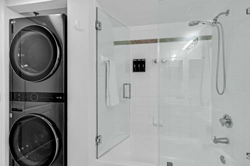 a bathroom with a washing machine and a shower at LUX 2B/2B Brickell - Free Parking in Miami