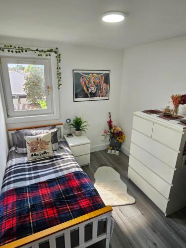 ダイスにあるServiced Apartment - Aberdeenのベッドと窓のある寝室