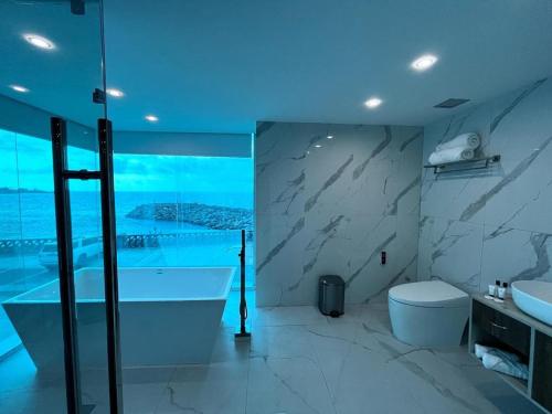 uma casa de banho com uma banheira, um WC e um lavatório. em Hotel Vip La Guaira em Macuto