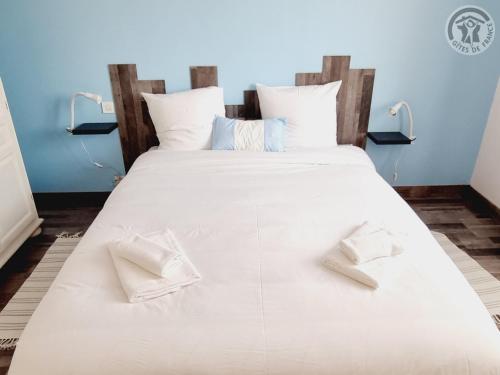 - un grand lit blanc avec 2 serviettes blanches dans l'établissement Gîte calme avec jardin clôturé, animaux acceptés, parking et WIFI à Viels-Maisons - FR-1-532-21, à Viels-Maisons