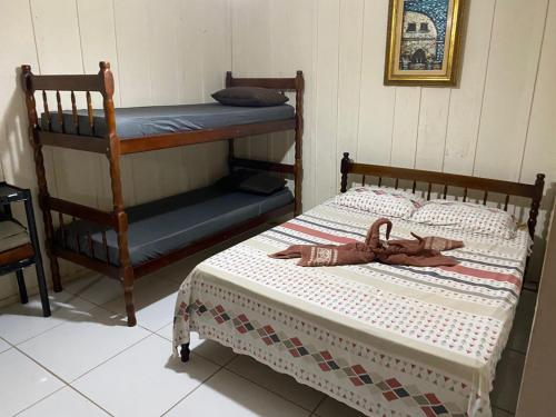 um quarto com 2 beliches num quarto em Pousada Sol e Mar na Ilha do Mel