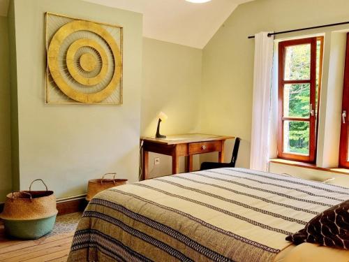 Schlafzimmer mit einem Bett, einem Schreibtisch und einem Fenster in der Unterkunft Gîte Fontenelle, 4 pièces, 6 personnes - FR-1-532-20 