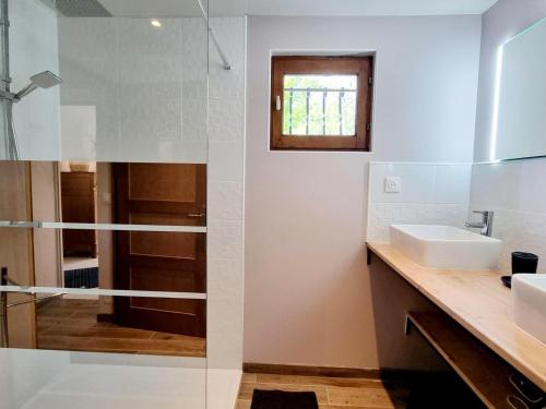 ein Bad mit einem Waschbecken und einem Spiegel in der Unterkunft Gîte Fontenelle, 4 pièces, 6 personnes - FR-1-532-20 