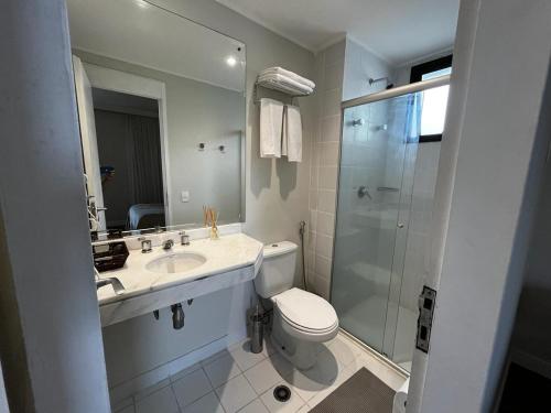 a bathroom with a toilet and a sink and a shower at Belíssimo FLAT - Faria Lima - Pinheiros in Sao Paulo