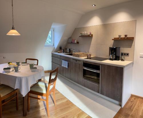 eine Küche mit einem Tisch und einem Esszimmer in der Unterkunft Carolinga in Dresden