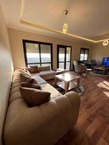 een woonkamer met een bank en een tafel bij القاهره حلوان تقسيم سلاح المهندسين شارع الجبل in Sheikh Zayed