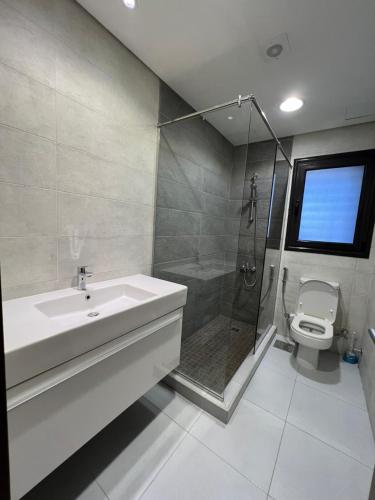 een badkamer met een wastafel, een douche en een toilet bij القاهره حلوان تقسيم سلاح المهندسين شارع الجبل in Sheikh Zayed