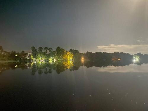 a view of a lake at night with lights at CASA 11 - Condomínio Lençóis Park Barreirinhas in Barreirinhas