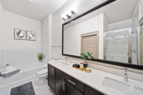 Gallery image of Downtown Houston Deluxe King Suite with Spa Amenities, Pool and Free Parking in Houston