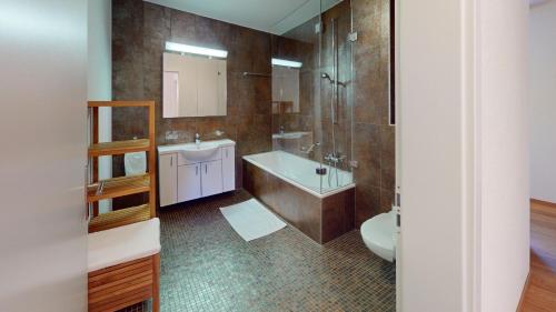 Ett badrum på Ferienwohnung für 5 Personen Piz Linard Lantsch-Lenzerheide