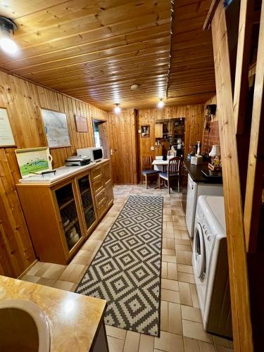 Adorable 1-bedroom cottage/guesthouse in Kittilä في كيتيلا: مطبخ مع غسالة ومجفف في الغرفة