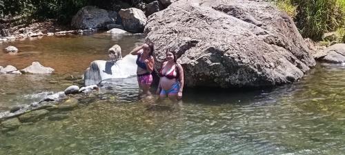 tres personas de pie en el agua en un río en Casa campó, en Cali
