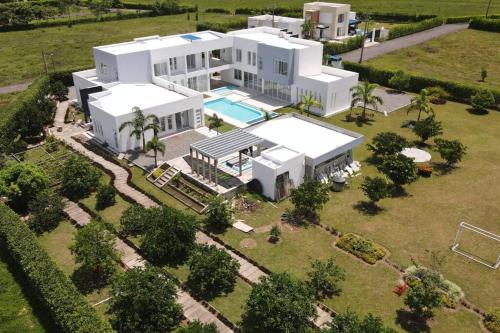 uma vista aérea de uma grande casa branca em Hillside , hermosa casa, cerca de centro comercial em Restrepo