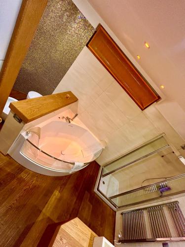 an overhead view of a toilet in a room at Appartamento Corte Antica con splendida Jacuzzi in Bellagio