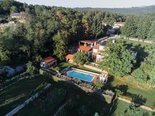 uma vista aérea de uma propriedade com piscina em 9b-The Tiny House em Sežana