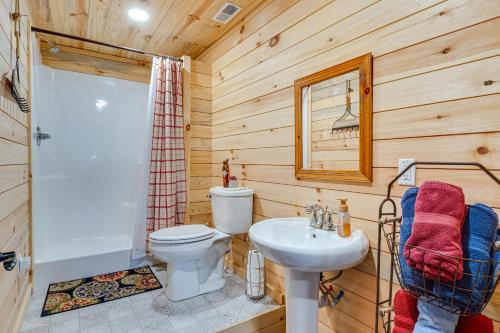 ein Badezimmer mit einem weißen WC und einem Waschbecken in der Unterkunft Eagle Crest Lodge - Large Group Getaway! in Mitchell