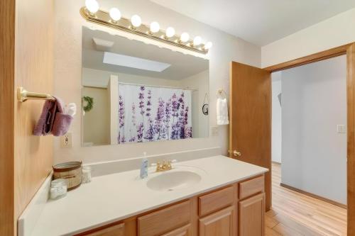 y baño con lavabo y espejo. en Williams AZ Vacation Home en Williams