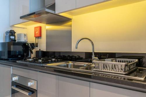 Kuchyň nebo kuchyňský kout v ubytování Phineek Homes Luxury Studio With Canal View Damac Maison Prive Business Bay