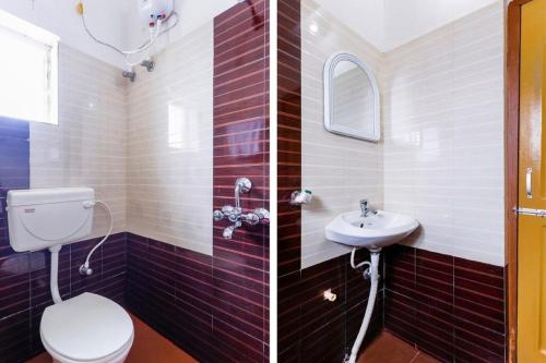 uma casa de banho com um WC e um lavatório em A1 ROOMS SEA GOLD ( COTTAGE) PURI BEACH em Puri