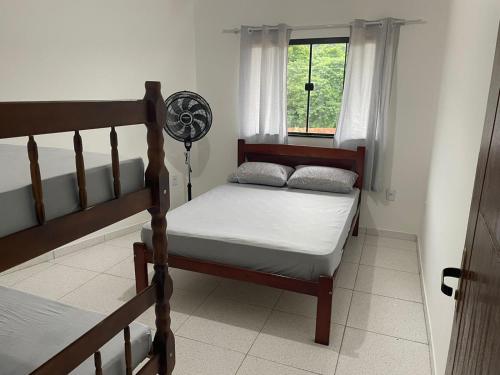 安格拉杜斯雷斯的住宿－Casa Temporada , Parque mambucaba，一间卧室设有两张双层床和一扇窗户。