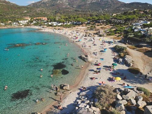 une plage avec un groupe de personnes dans l'eau dans l'établissement Gites.sassone à Sant Ambroggio, à 50m de la mer., à Lumio