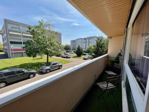 a balcony with a view of a street with cars at Lumineux F2 / Pkg gratuit / proche A31 in Metz