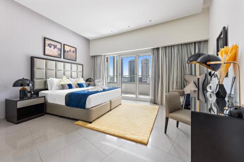 1 dormitorio con cama y ventana grande en Luxe 1BR sleeps 4, Near Burj Khalifa and Dubai Mall with Pool and free Parking en Dubái