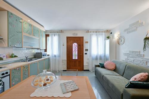 un soggiorno con divano e tavolo di Flora Cottage Guesthouse Burano a Burano