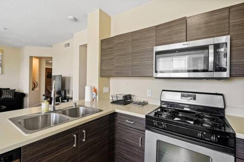 Kuchyň nebo kuchyňský kout v ubytování Luxury 2BR/2BA! 5 MIN to Disney!
