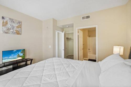 Postel nebo postele na pokoji v ubytování Luxury 2BR/2BA! 5 MIN to Disney!