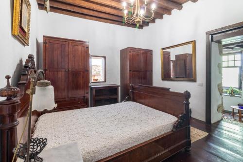 Amiga Mia Traditional House
