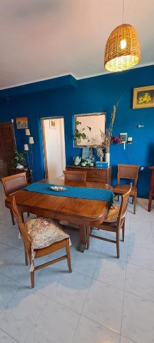 ein Esszimmer mit einem großen Holztisch und Stühlen in der Unterkunft Ayres de Catamarca in San Fernando del Valle de Catamarca