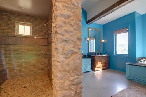 ein Badezimmer mit blauen Wänden und einer Steinmauer in der Unterkunft Sprawling Pet-Friendly Austin Estate with Pool! in Austin