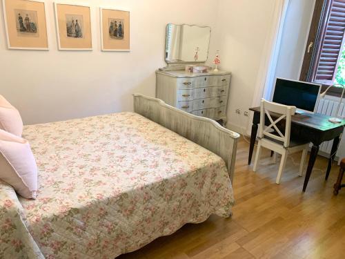 una camera con letto, scrivania e cassettiera di Appartamento Simona a Castiglione dei Pepoli