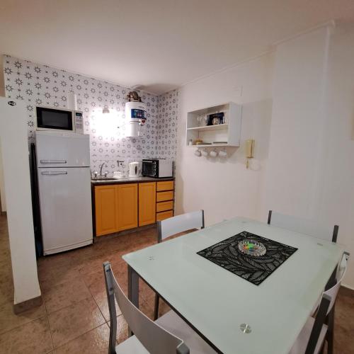 cocina con mesa blanca y nevera blanca en Apartamento Trejo en Córdoba