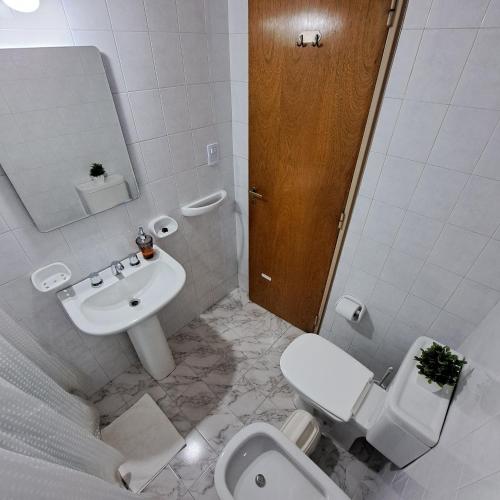 ein weißes Bad mit einem WC und einem Waschbecken in der Unterkunft Apartamento Trejo in Cordoba