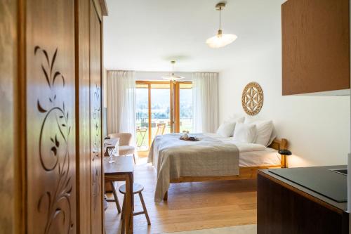 1 dormitorio con cama, mesa y cocina en Apartamenty Namo by Apart Concept Podhale, en Kościelisko