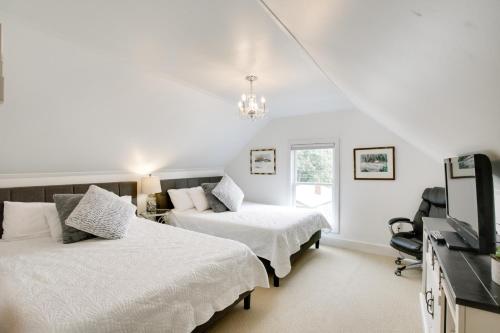 Un pat sau paturi într-o cameră la Beautiful Falmouth Condo with Patio Near Portland!