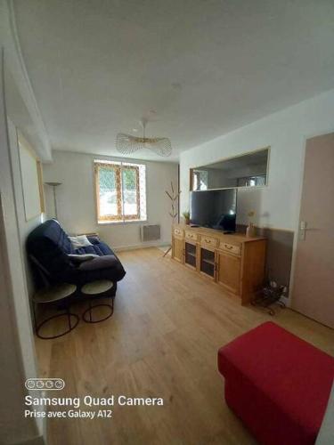 un salon avec une chaise et un canapé dans l'établissement Appart neuf pour 6 personnes, à Vizille