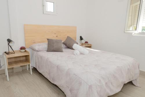 a bedroom with a large white bed with two lamps at Casa Luna Rural Con Piscina y Jardín in Ourense