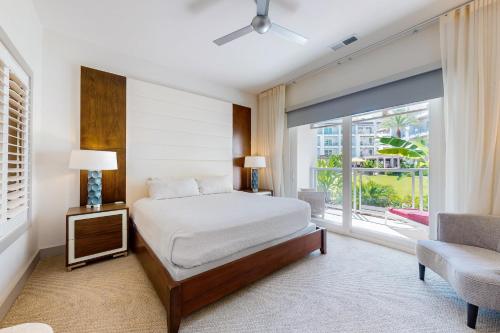 un dormitorio con una cama y una ventana en The Pointe 3-315, en Rosemary Beach