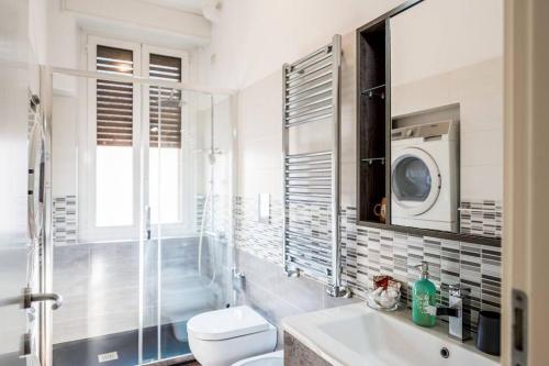 ein Badezimmer mit einem WC, einem Waschbecken und einer Waschmaschine in der Unterkunft Moderno appartamento a due passi dai Navigli in Rozzano